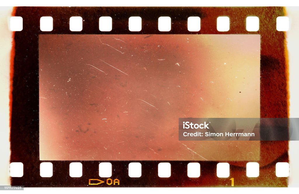 verbranntes oder verbranntes 35mm Filmstreifen oder Filmmaterial auf weißem Hintergrund - Lizenzfrei Kamera-Film Stock-Foto verbranntes oder verbranntes 35mm Filmstreifen oder Filmmaterial auf weißem Hintergrund - Lizenzfrei Kamera-Film Stock-Foto