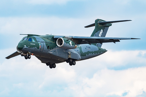 Embraer Kc390 Ptznj 運輸加油機抵達和降落為Riat 皇家國際航空紋身2018 航展照片檔及更多Embraer 照片- iStock