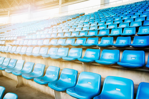 posti vuoti nell'arena blu con numeri in uno stadio - bleachers stadium empty seat foto e immagini stock