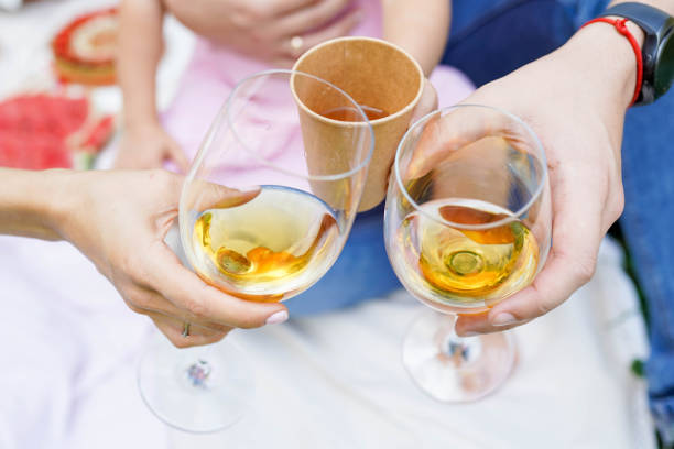 madre di famiglia, padre e doughter clinking con bicchieri di vino. - beach table peach fruit foto e immagini stock