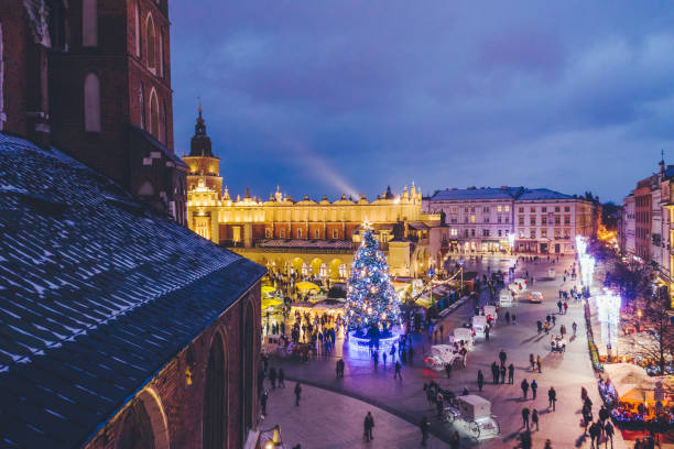 noel à cracovie - krakow people poland church photos et images de collection