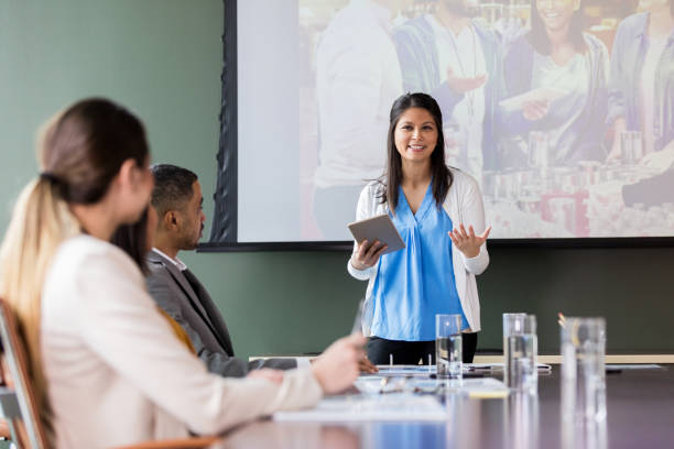 pewna siebie busineswwoman omawia imprezę charytatywną - organized group audio zdjęcia i obrazy z banku zdjęć