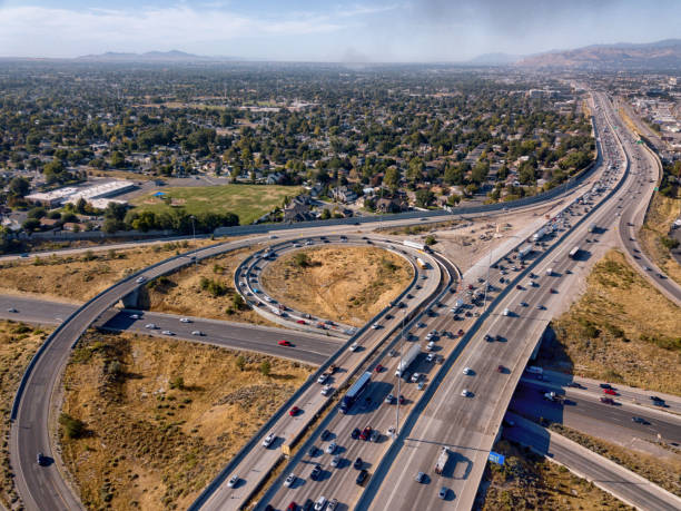 ソルトレイクシティの通勤交通のi-15、i-80を見下ろす空中ドローンクリップ - urban scene highway pollution nobody ストックフォトと画像