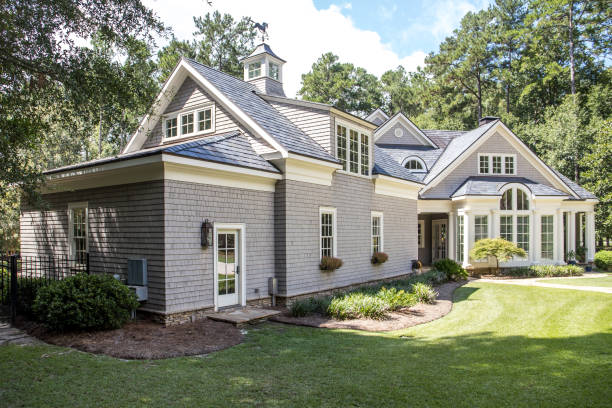 vista frontale di una grande casa in stile cape cod con feautures personalizzate - cape cod foto e immagini stock