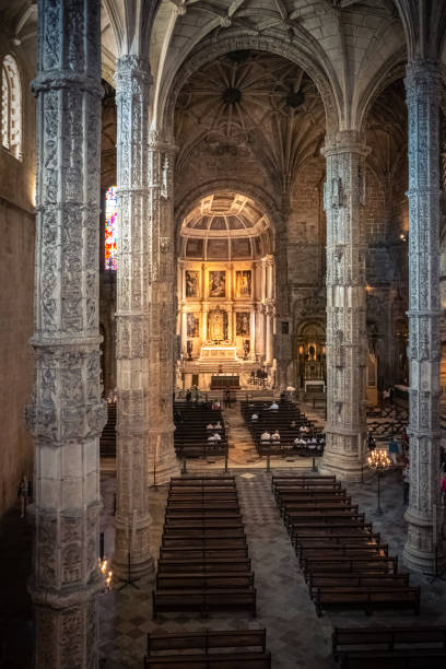 igreja de santa maria de belem ao lado do monastério de jeronimos em lisboa, portugal - santa maria church - fotografias e filmes do acervo