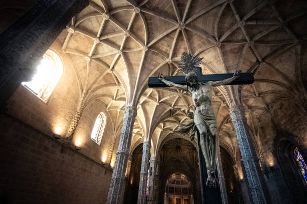cristo crocifisso all'interno della chiesa di santa maria de belem a lisbona, portogallo - santa maria church foto e immagini stock