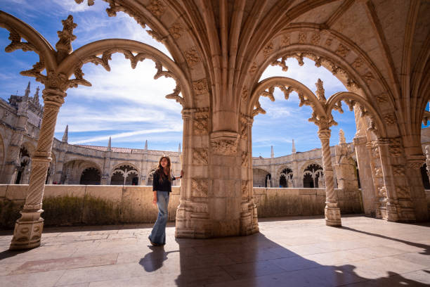 포르투갈 리스본의 제로니모스 수도원 회��랑을 방문하는 여성 - monastery of jeronimos 뉴스 사진 이미지