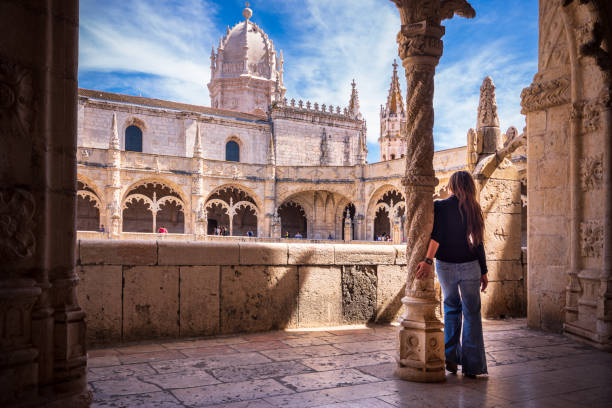 mujer visitando claustros del monasterio de los jerónimos en lisboa, portugal - monastery of jeronimos fotografías e imágenes de stock