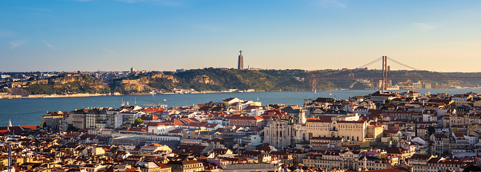 Vista de Lisboa, Portugal desde Miradouro da Senhora do Monte photo