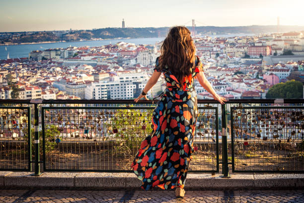 Frau genießt die Aussicht von Miradouro da Senhora do Monte in Lissabon, Portugal – Foto