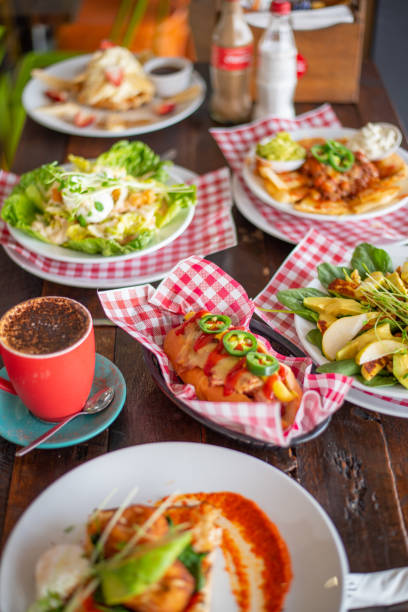 cafe breakfasts - hot dog sausage spinach bread imagens e fotografias de stock