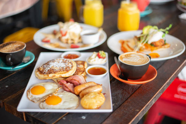 cafe breakfasts - hot dog sausage spinach bread imagens e fotografias de stock