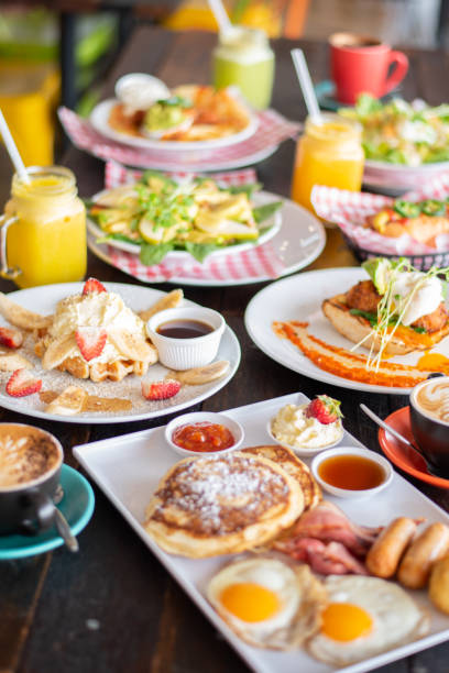 cafe breakfasts - hot dog sausage spinach bread imagens e fotografias de stock