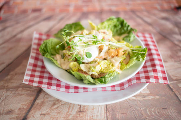 cafe breakfasts - hot dog sausage spinach bread imagens e fotografias de stock