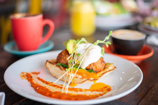 cafe breakfasts - hot dog sausage spinach bread imagens e fotografias de stock