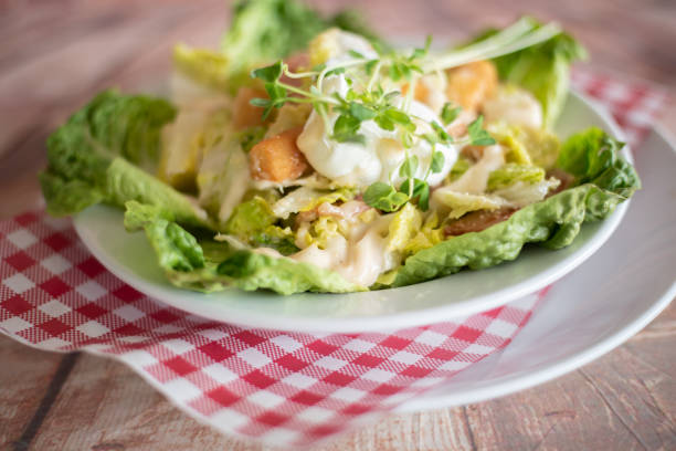 cafe breakfasts - hot dog sausage spinach bread imagens e fotografias de stock