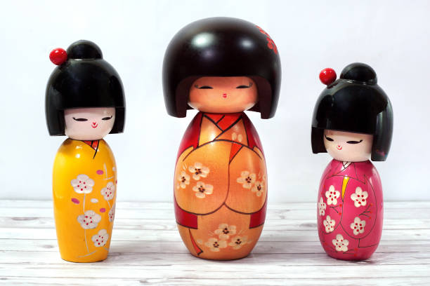 kokeshi muñecas japonesas tradicionales - russian nesting doll doll russian culture nobody fotografías e imágenes de stock