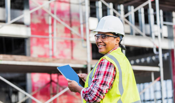 afroamerikanische frau arbeitet auf der baustelle - women digital tablet outdoors smiling stock-fotos und bilder