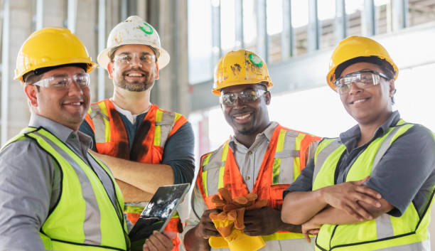 trabajadores de la construcción que se reúnen, con tableta digital - manager foreman warehouse arms crossed fotografías e imágenes de stock