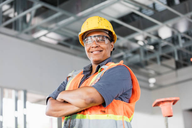 mujer afroamericana trabajadora de la construcción - manager foreman warehouse arms crossed fotografías e imágenes de stock