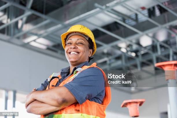 Afroamerikanische Bauarbeiterin Stockfoto und mehr Bilder von Baugewerbe - Baugewerbe, Baustelle, Lagerhalle