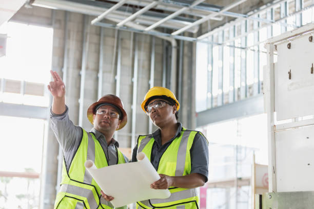 pracownicy budowlani omawiający plany pięter - foreman building contractor hardhat men zdjęcia i obrazy z banku zdjęć