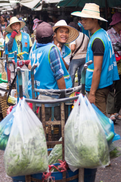 porters khlong toei markt - khlong toei stock-fotos und bilder