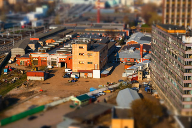 панорамный вид на старую промышленную зону города с эффектом наклона - tilt shift lense стоковые фото и изображения