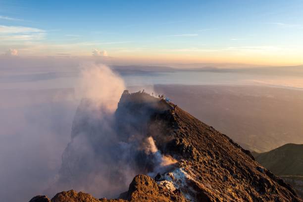 일출에 사람들과 메라피 화산 분화구 테두리. - mt merapi 뉴스 사진 이미지