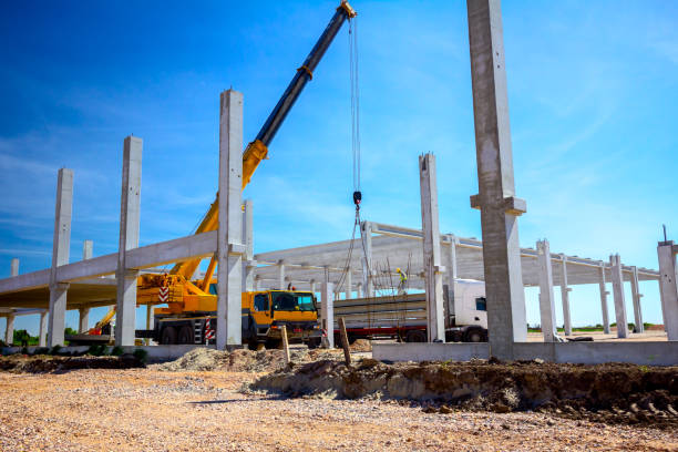 rozładunek betonowego filaru z przyczepy samochodowej na placu budowy - crane mobile crane derrick crane construction vehicle zdjęcia i obrazy z banku zdjęć