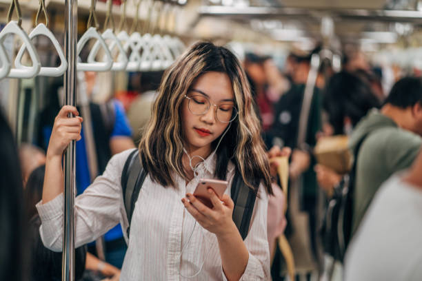 donna in piedi in metropolitana - transportation bus mode of transport public transportation foto e immagini stock