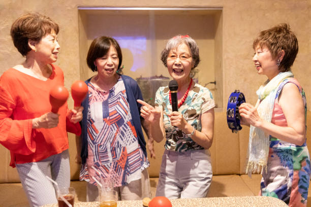 seniorinnen genießen karaoke - music human lips happiness enjoyment stock-fotos und bilder