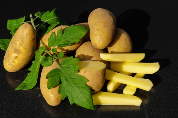 tuberoso di solanum di patate - raw potato farmers market market stall vegetable foto e immagini stock