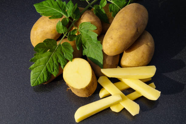 tuberoso di solanum di patate - raw potato farmers market market stall vegetable foto e immagini stock