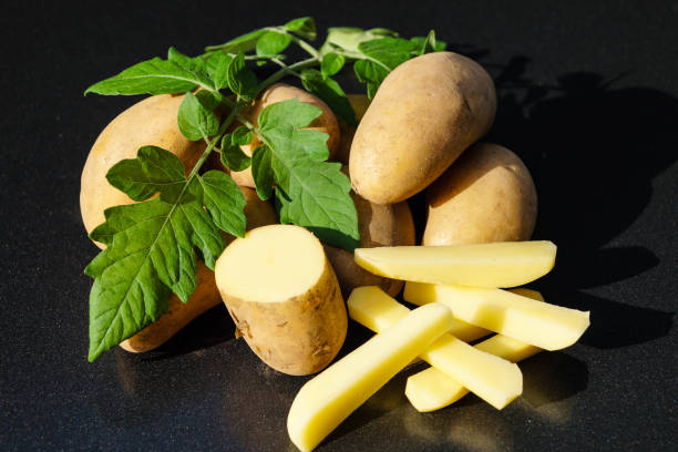 tuberoso di solanum di patate - raw potato farmers market market stall vegetable foto e immagini stock