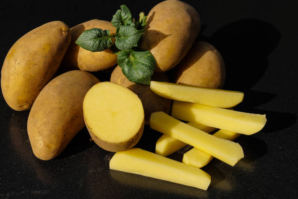 tuberoso di solanum di patate - raw potato farmers market market stall vegetable foto e immagini stock