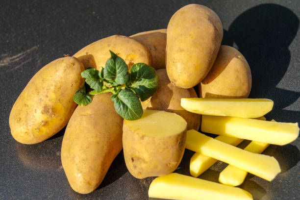 tuberoso di solanum di patate - raw potato farmers market market stall vegetable foto e immagini stock