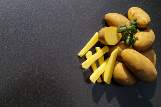 tuberoso di solanum di patate - raw potato farmers market market stall vegetable foto e immagini stock