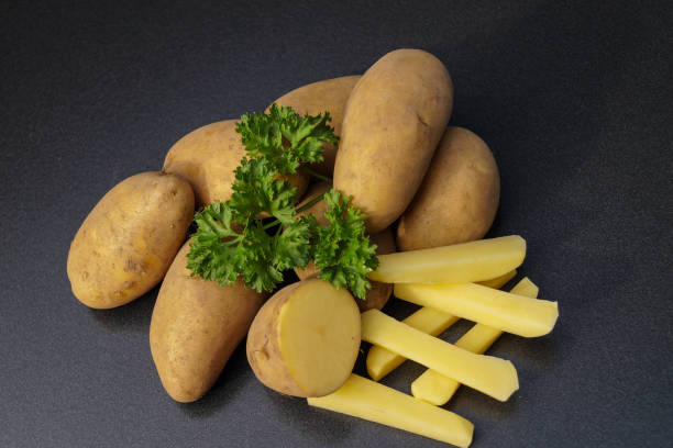 tuberoso di solanum di patate - raw potato farmers market market stall vegetable foto e immagini stock