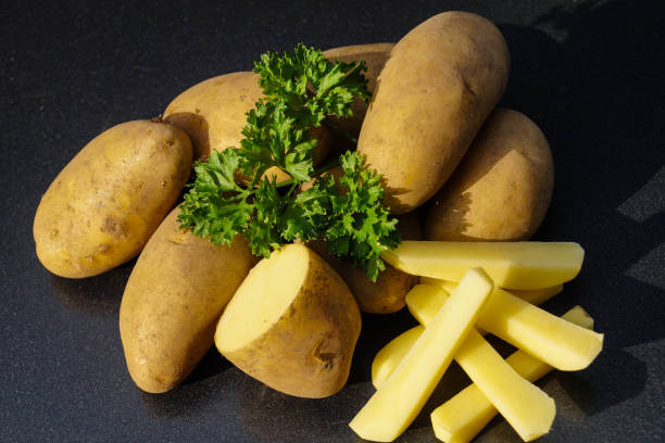 tuberoso di solanum di patate - raw potato farmers market market stall vegetable foto e immagini stock