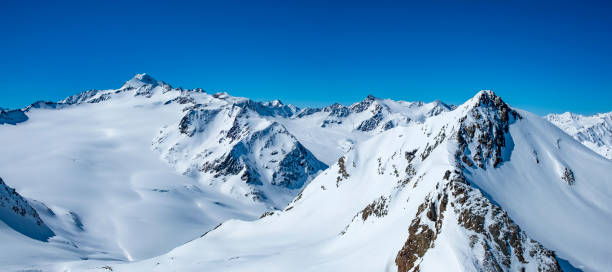 美しい冬の日にオーストリアの雪のチロラーアルプスの眺め - tirol winter nature landscape ストックフォトと画像