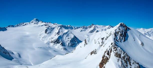 아름다운 겨울날 오스트리아의 눈 덮인 티롤르 알프스를 감상할 수 있습니다. - 레흐탈 알프스 뉴스 사진 이미지