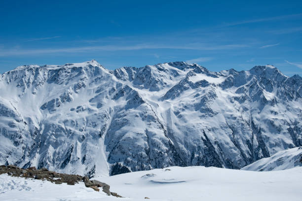 美しい冬の日にオーストリアの雪のチロラーアルプスの眺め - tirol winter nature landscape ストックフォトと画像