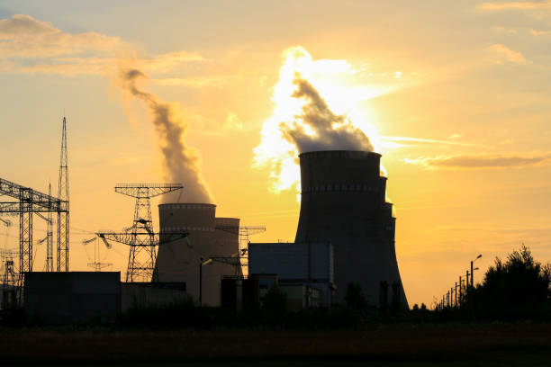 torres de refrigeración contra el sol y las subestaciones de electricidad y las torres transmisoras - environment risk nuclear power station technology fotografías e imágenes de stock