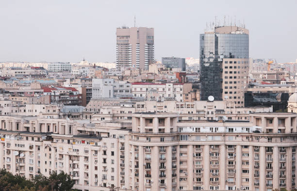 paesaggio urbano della parte vecchia di bucarest, con molti edifici logori - 6726 foto e immagini stock