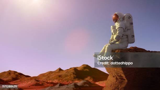 Photo libre de droit de Astronaute Sur La Planète Mars Sasseyant Sur Une Falaise banque d'images et plus d'images libres de droit de Astronaute