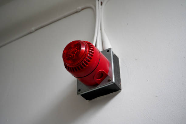istock Red fire alarm sounder on a white wall 1171290035