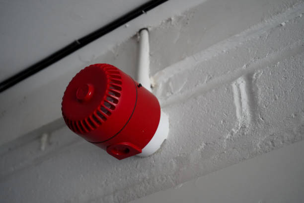 istock Red fire alarm sounder on a white wall 1171290088