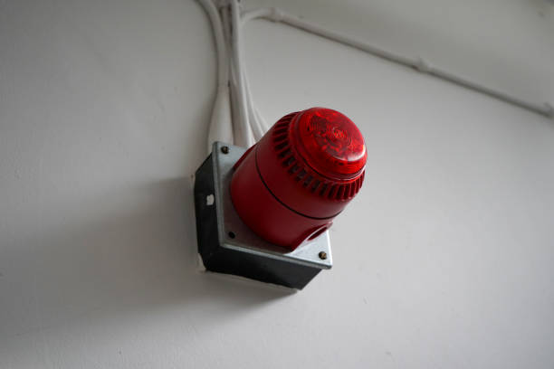 istock Red fire alarm sounder on a white wall 1171290667