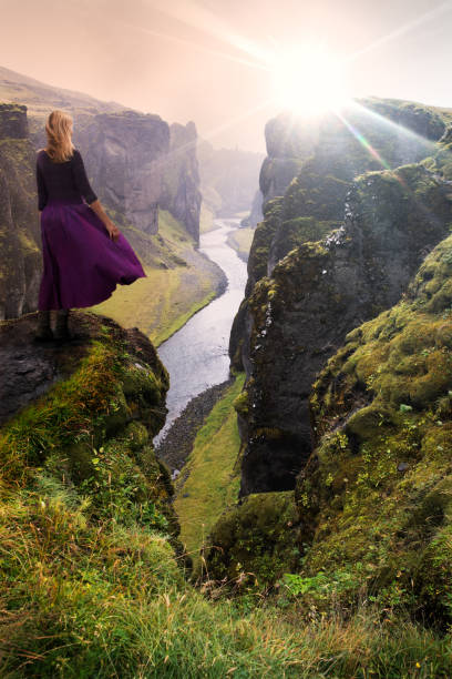 fjadrargljufur canyon, frau auf felsen stehend - water rock landscape cliff stock-fotos und bilder